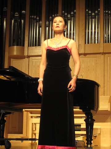 女中音歌唱家張雯在UNLV舉行演唱會