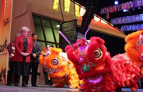 老城区游客体验中国新年欢乐气氛