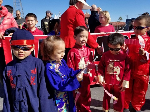 维加斯中文学校参加沙漠春节大游行