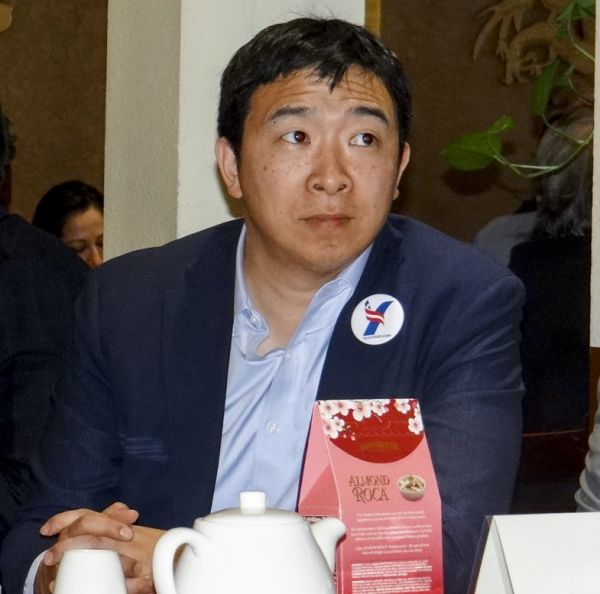 華裔楊安澤參選美國總統 維加斯造勢 