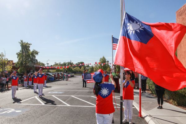 维加斯侨界庆祝双十国庆 举行升旗典礼