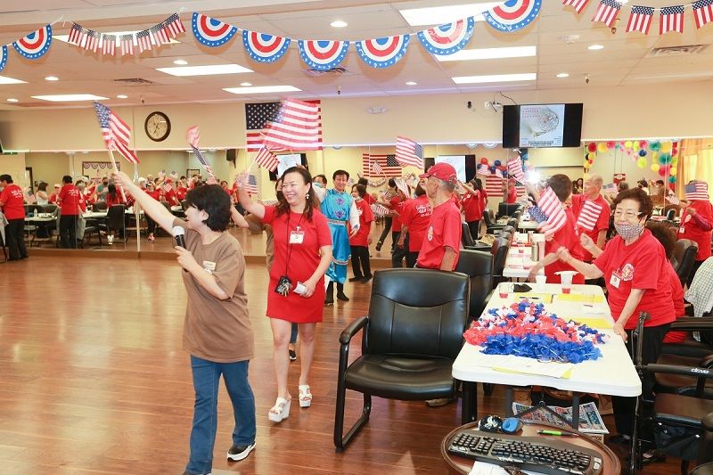 金龙老人中心举办美国独立日庆祝活动