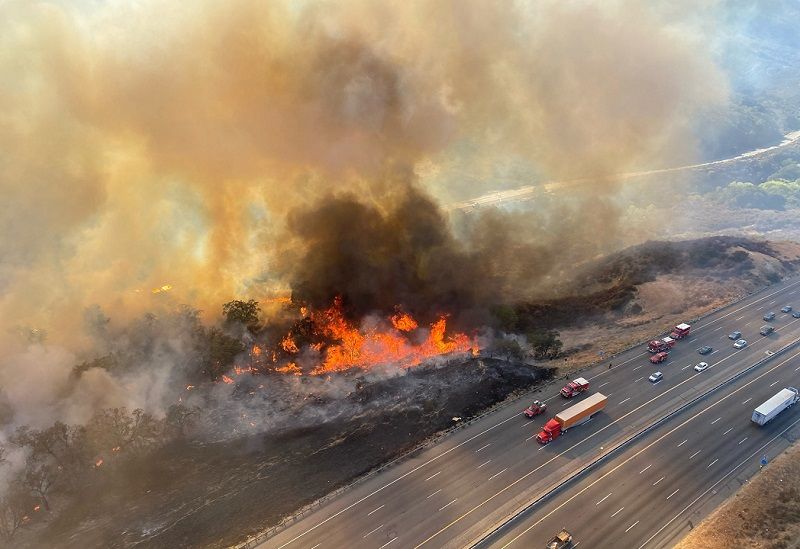 加州野火进逼5号高速公路 浓烟笼罩紧急封道