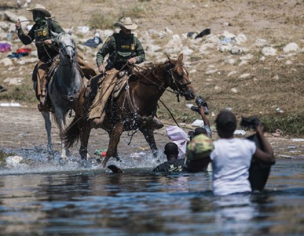 騎警「揮鞭抽臉」對待海地移民 白宮稱無法接受