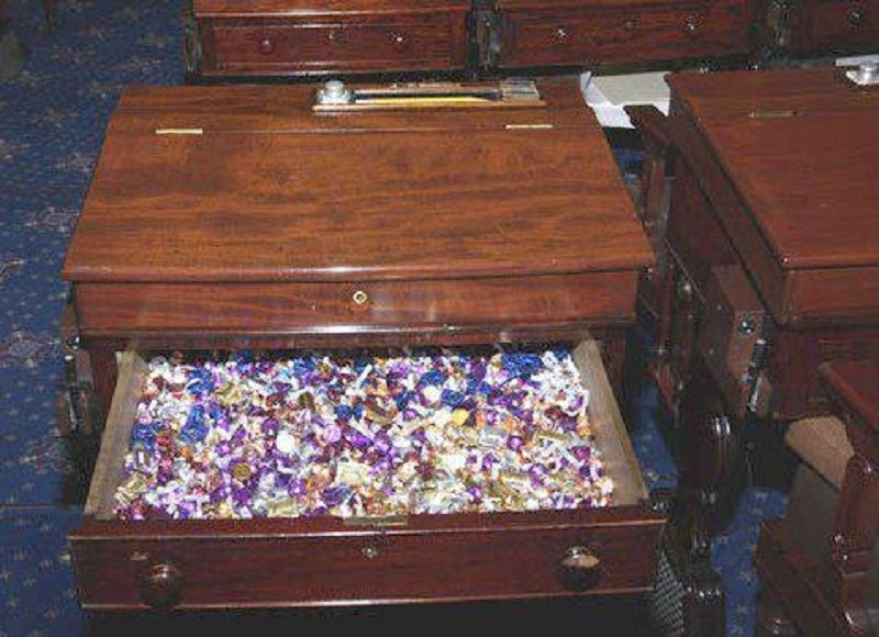 美國參議院半世紀秘密 放滿甜食糖果桌