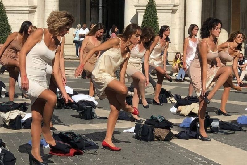 义大利航空50名失业空姐 脱衣抗议