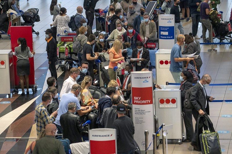 國際接連祭出入境禁令 南非機場湧現人潮搶搭機