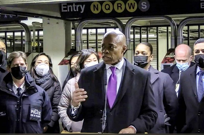 纽约游民将亚裔女推下月台 遭进站地铁撞死 