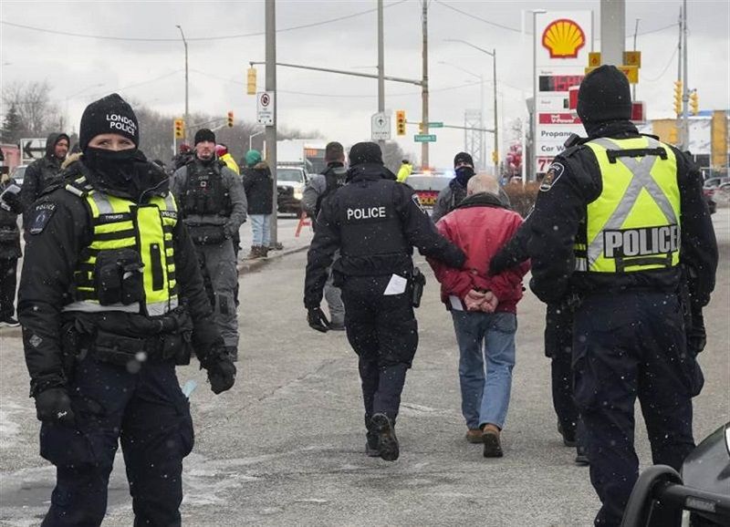 加拿大警方強行執法  逮捕阻礙交通要道民眾