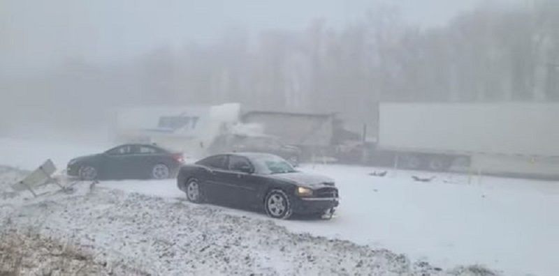 賓州暴風雪中 60車連環撞