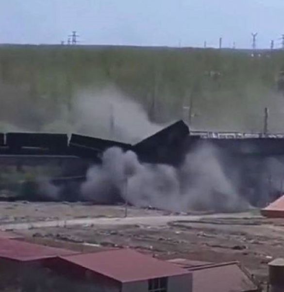 天津两列货运火车相撞 9节车厢坠落桥下