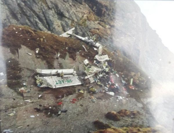 尼泊尔客机载22人坠毁 飞机解体断成数截 