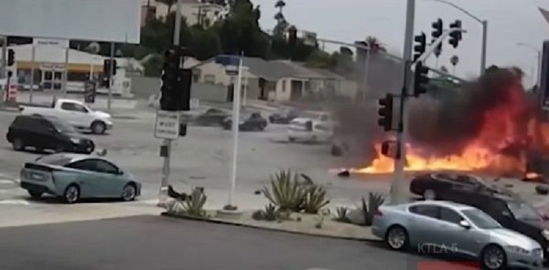 洛杉磯一女駕駛闖紅燈撞入車流 釀5屍6命