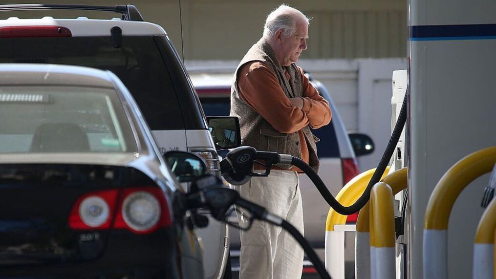 美平均油價跌破4美元 近五個月首次
