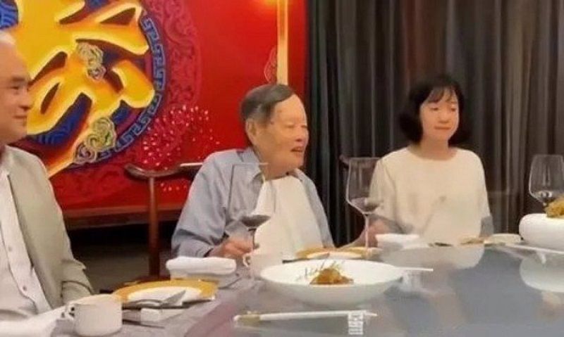 楊振寧「百歲宴」畫面曝光 和46歲嬌妻攜手相伴已18年