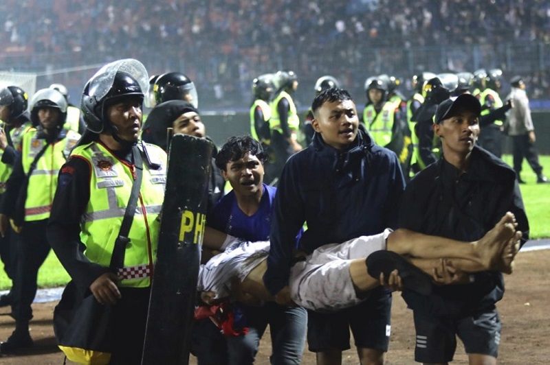 印尼足球场暴动死亡增至174人 总统下令全面安检