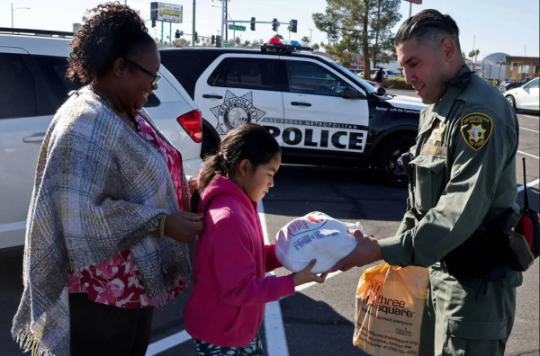 维加斯警方发送 2,500 只感恩节火鸡