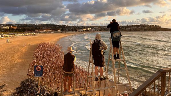 2500人全裸躺沙灘 美國攝影家拍藝術照