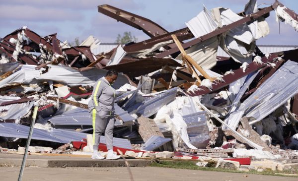 美南多州至少20个龙卷风肆虐 当局吁民众避难