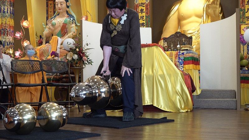 世界佛教教皇南無第三世多杰羌佛 單手勾提437.2磅金剛杵
