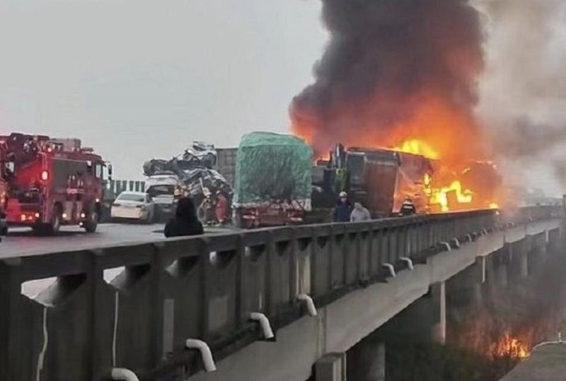 湖南高速公路連環車禍追撞起火 已16死66傷