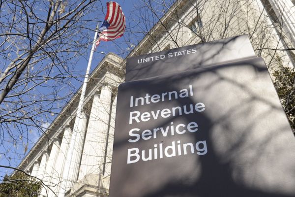 白宮令IRS修改演算法 加強對白人亞裔查稅