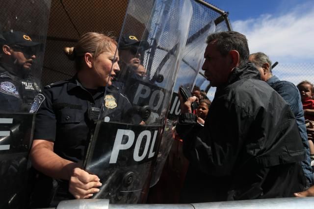 数百移民强闯美墨边境 与执法人员爆发冲突