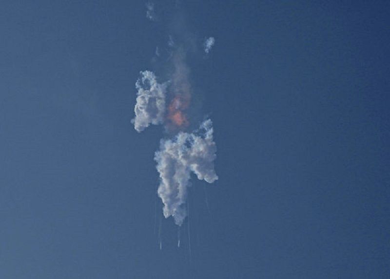 SpaceX星舰火箭升空后爆炸 德州发射场遭受重创