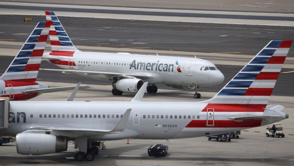 飞鸟撞击 美国航空班机迫降拉斯维加斯