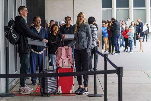 国务院称人手不足 申请护照需等13周
