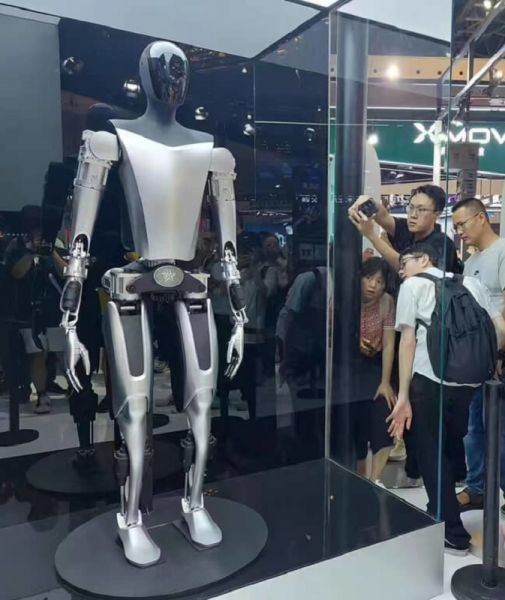 特斯拉机器人Optimus世界AI大会亮相