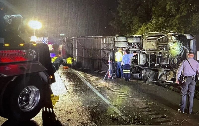 宾州传巴士与汽车相撞意外 3名乘客丧命