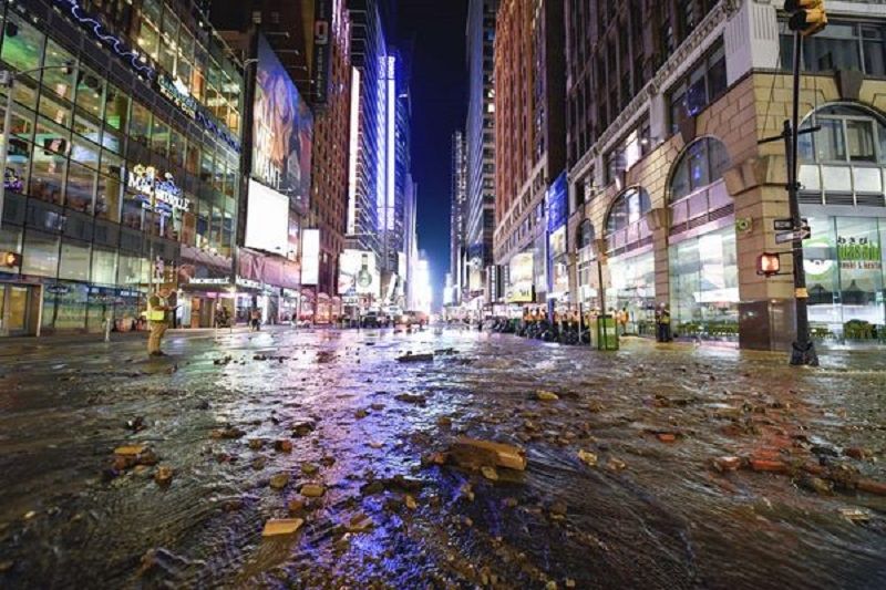 130年老水管爆裂 时代广场街道地铁站遭淹没