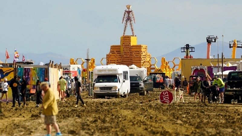 内华达「火人节」黑岩沙漠降暴雨7万人受困