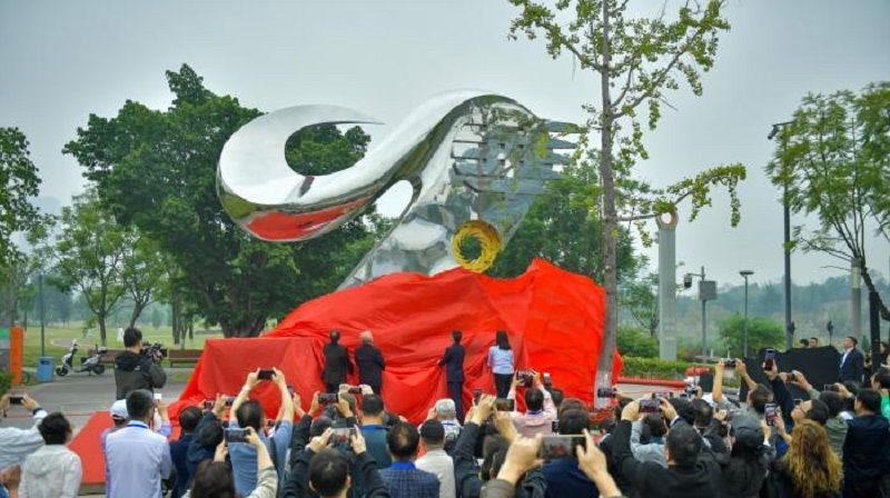 “华媒携手·共话发展”主题雕塑在成都揭幕