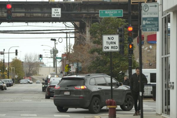 美國各大城市熱議：禁止車輛紅燈右轉