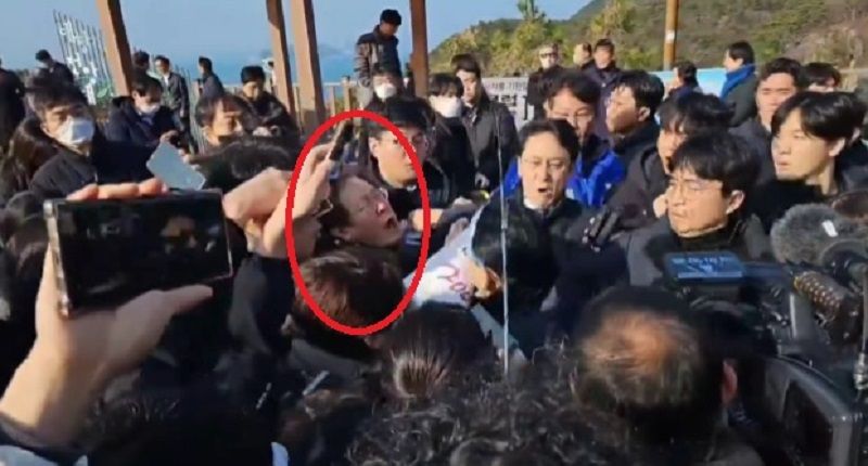 南韩最大在野党领袖 李在明颈部遭刺流血倒地