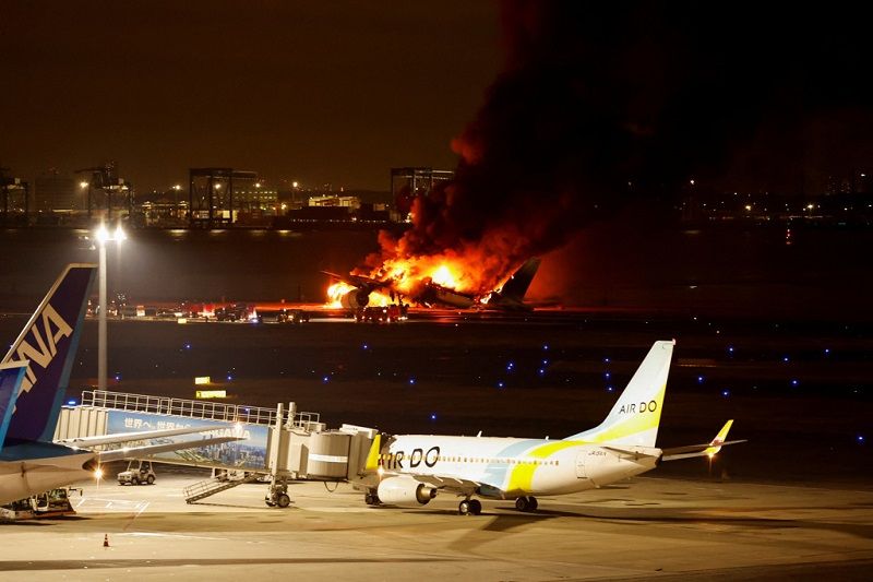 日航飞机羽田机场降落起火 全机379人成功逃生