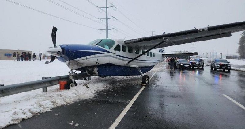 南方快捷航空小飞机迫降道路 机上7人毫发未伤