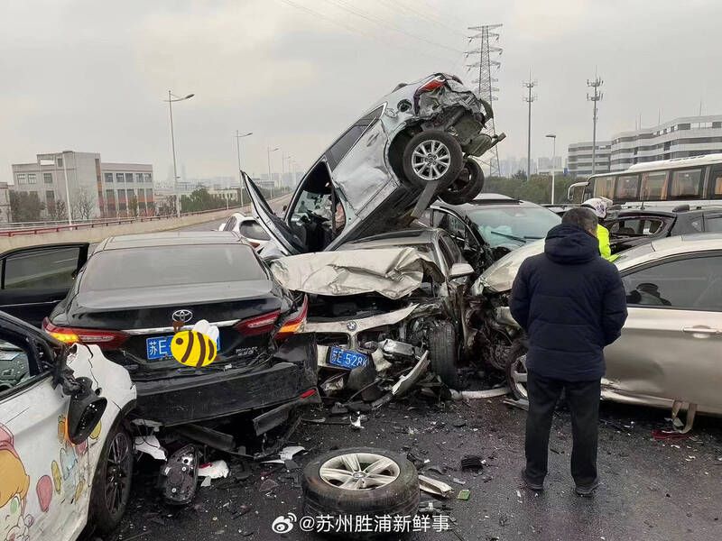 苏州天气恶劣高架路面结冰 逾百车连环撞