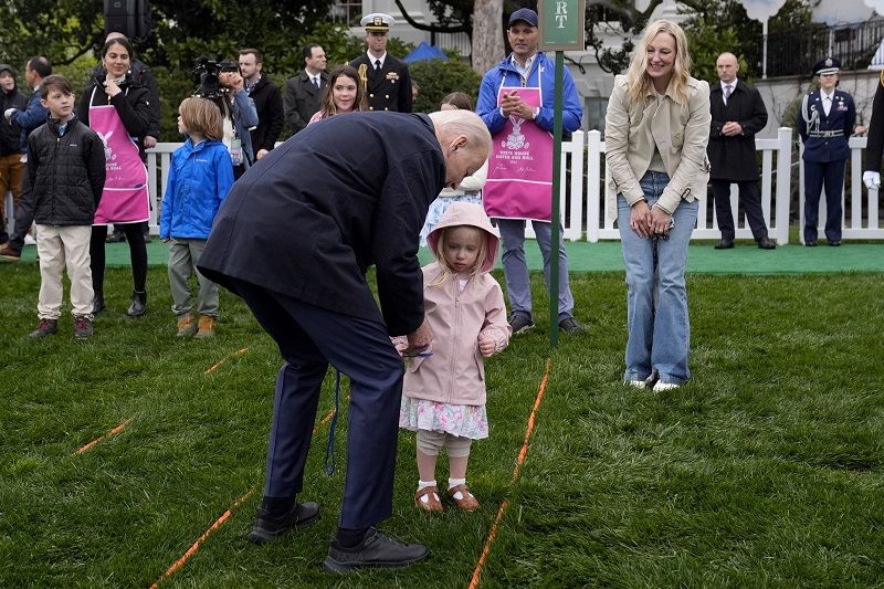 白宫草坪滚彩蛋庆祝复活节 拜登逗小孩零距离