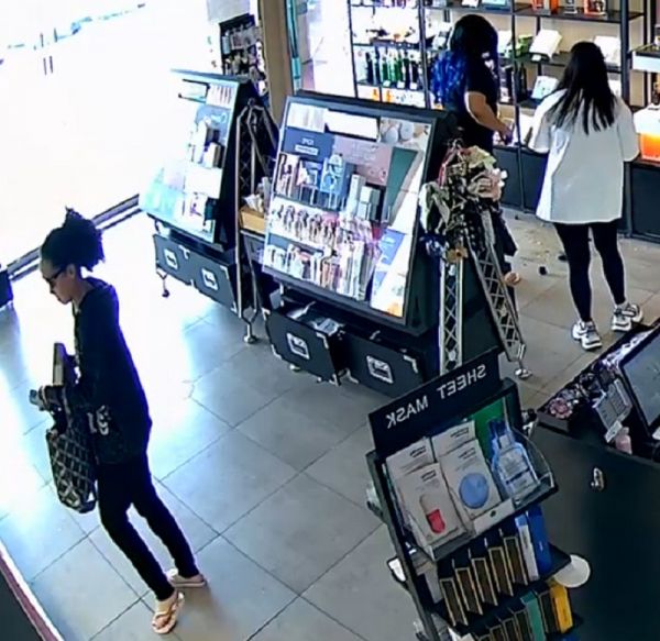 二非裔女仿零元購 打劫中國城商場店家