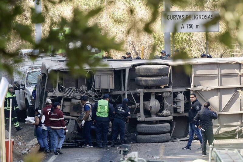 墨西哥重大車禍 巴士翻覆釀18死32傷