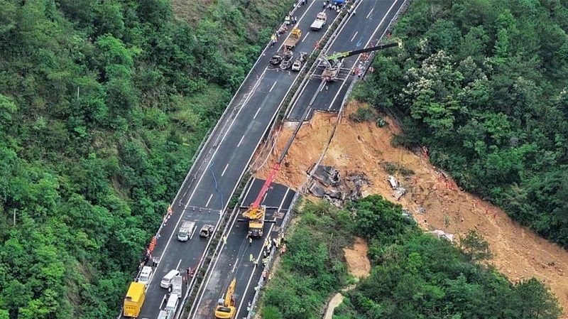 广东梅大高速坍方坑杀48人 幸存者：我们离死亡就差100米