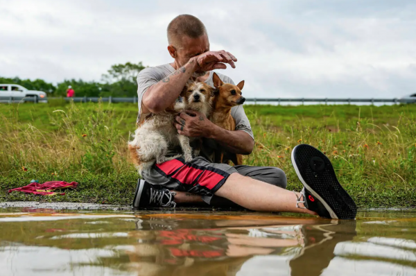 維加斯志工赴德州協助洪水賑災 　