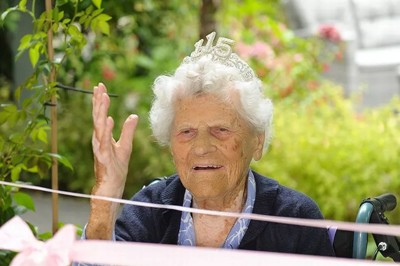 英國115歲阿嬤接棒「全球最長壽人瑞」