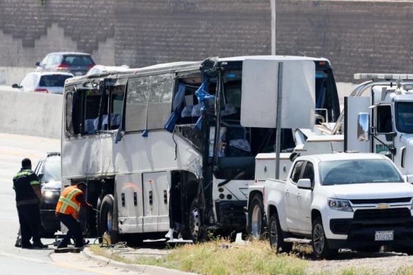 洛杉磯高速公路巴士追撞故障休旅車 1死32傷