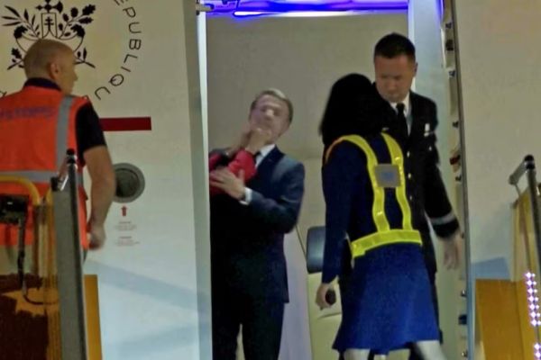 專機艙門一開 法國總統馬克宏「遭妻巴臉」影片瘋傳！
