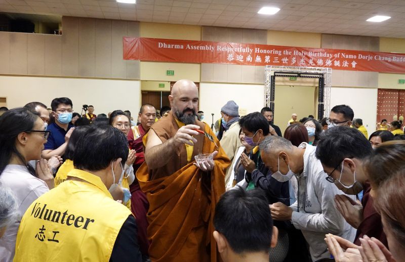 南無羌佛佛誕法會 全球過千信眾南加沐佛恩迎經藏