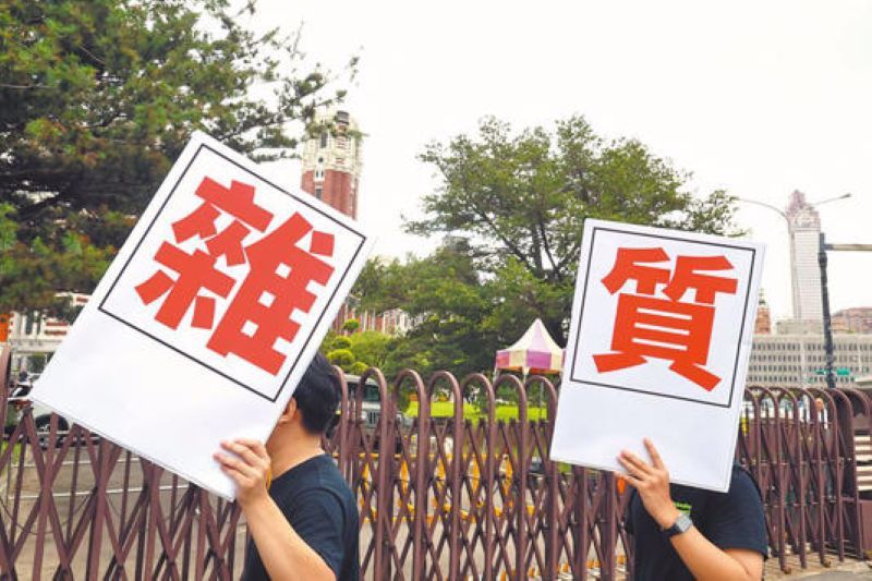 綠青鳥街頭霸凌老榮民引公憤 網友痛批「沒有這些老兵，你現在是什麼？」